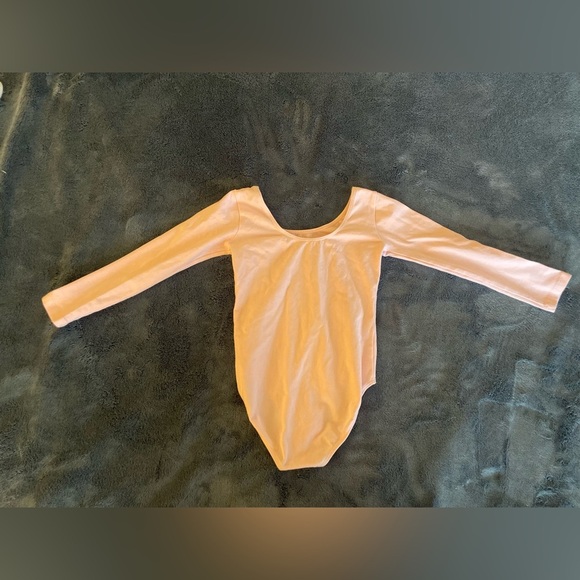 Light pink long sleeve leotard size 6/7 T - Picture 2 of 5